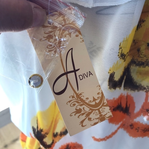 🌻 NWT A Diva blouse. Size medium - Picture 3 of 5